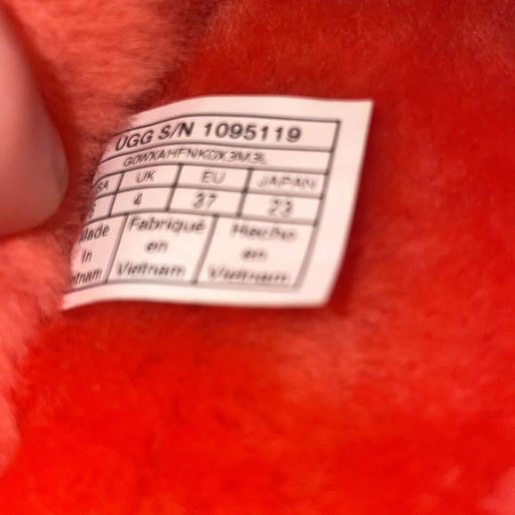 Fluff Yeah Ugg Slides Red (6W) New - Picture 4 of 5